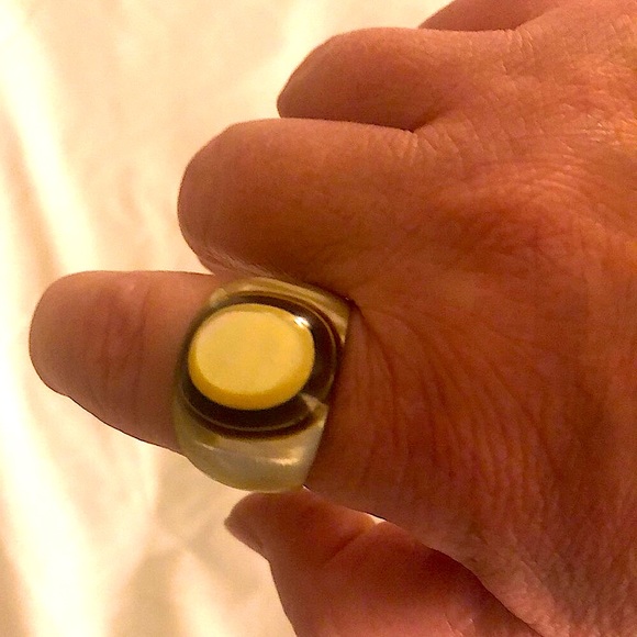 Mother of pearl ring and dangling silver teardrop earrings - Picture 4 of 5